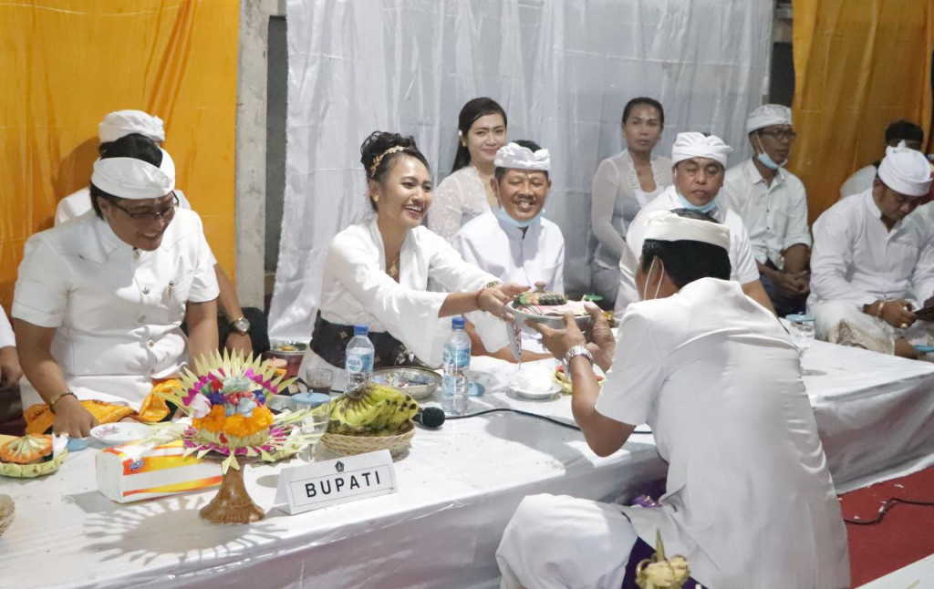 Bupati Badung Hadiri Upacara Penyineban Pura Dalem Bebalang Desa Carangsari